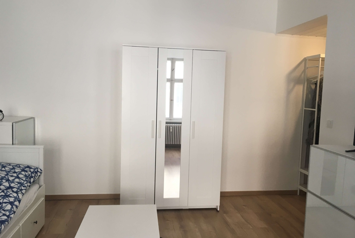 Zimmer mit Schrank