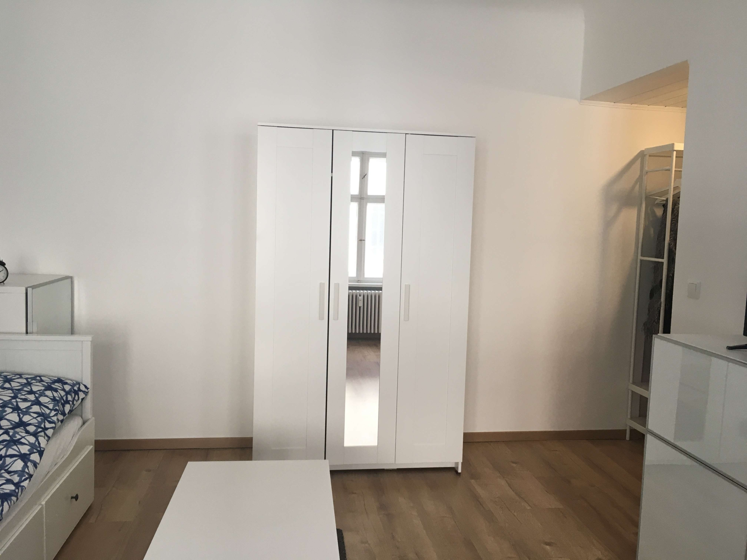 Zimmer mit Schrank