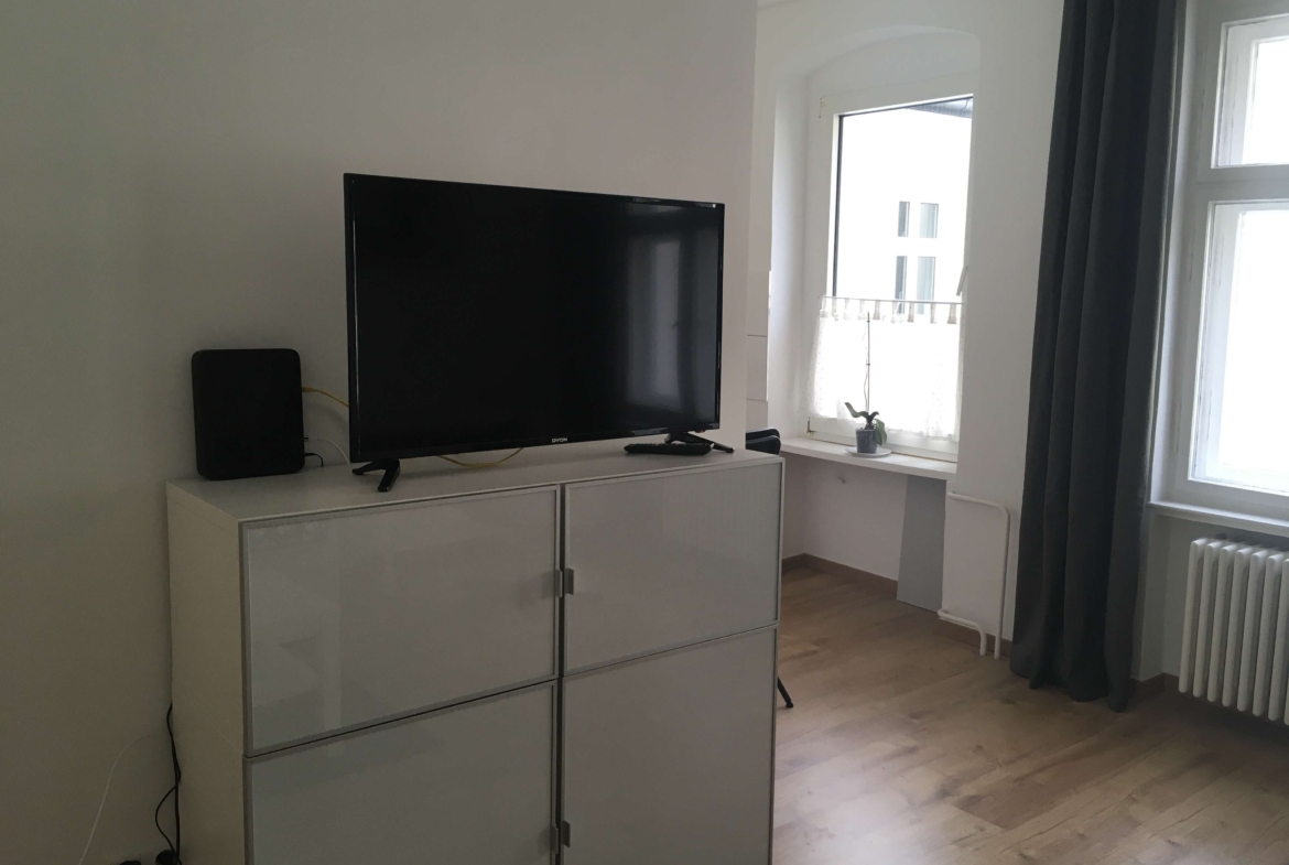Zimmer mit Sideboard und TV