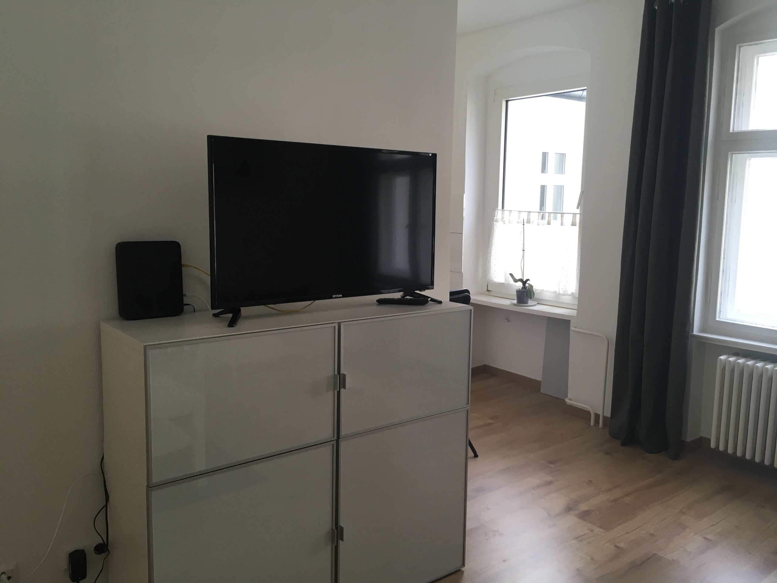 Zimmer mit Sideboard und TV